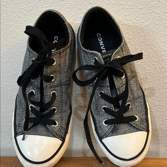 Kids Converse Black and White Sneakers size 2 - Picture 1 of 8